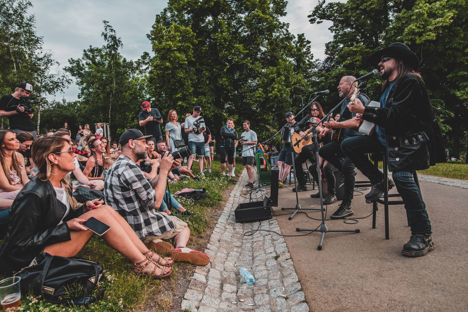 Lucie odehrála utajený minikoncert v Riegrových sadech
