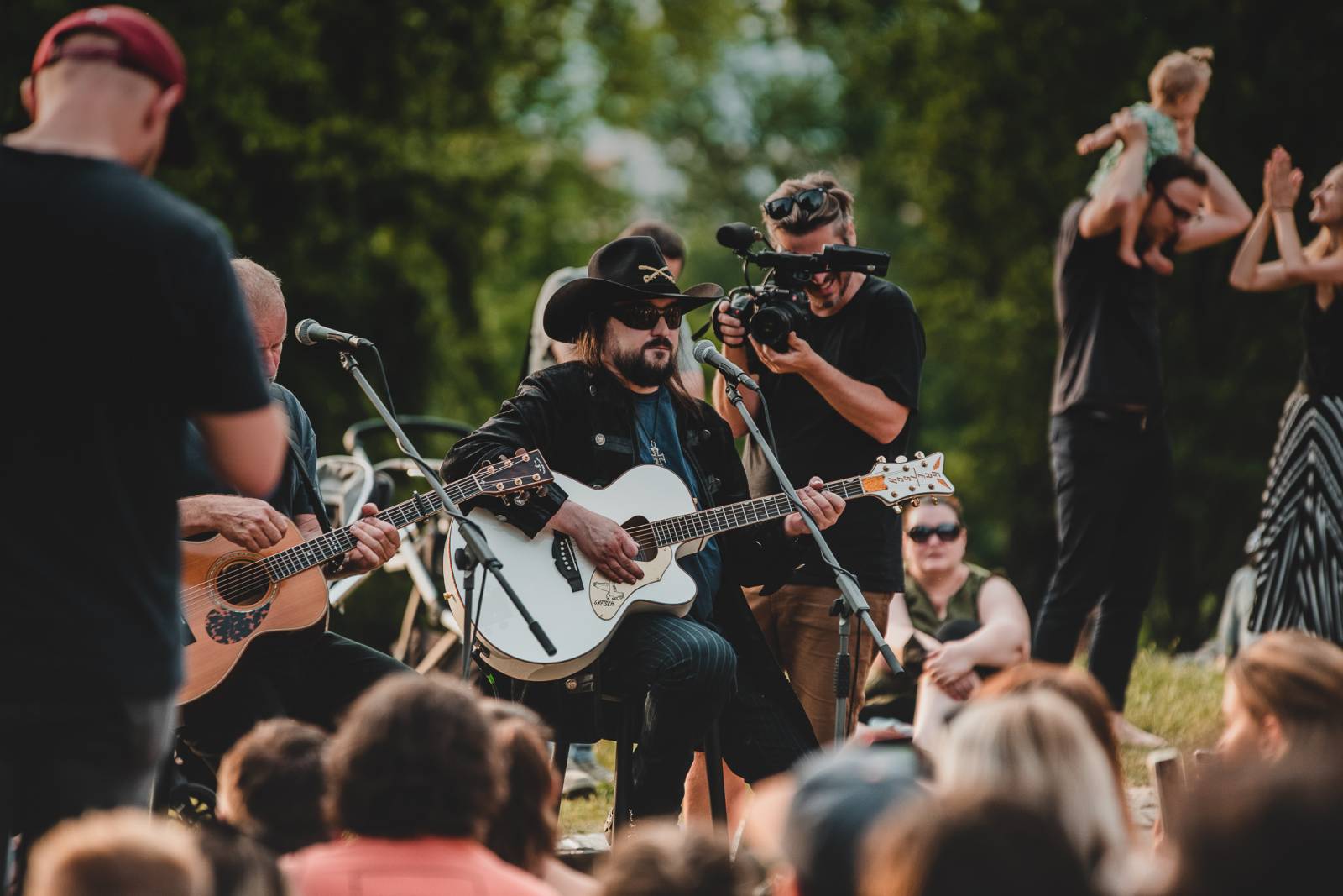 Lucie odehrála utajený minikoncert v Riegrových sadech