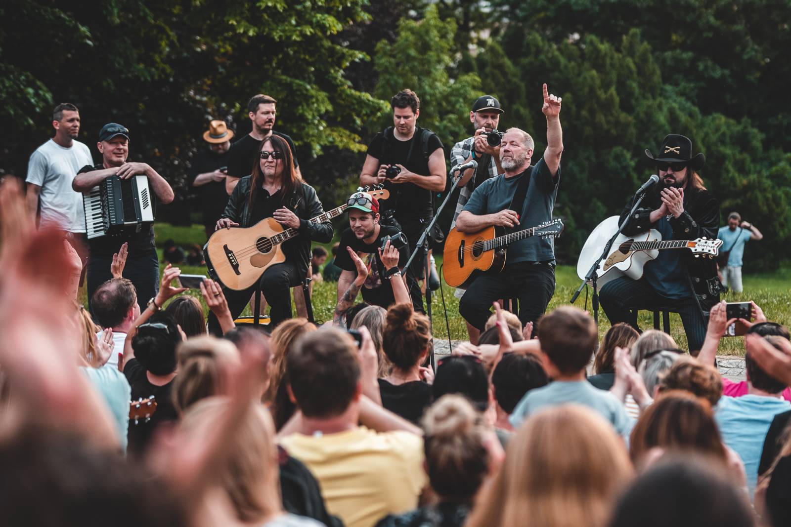 Lucie odehrála utajený minikoncert v Riegrových sadech