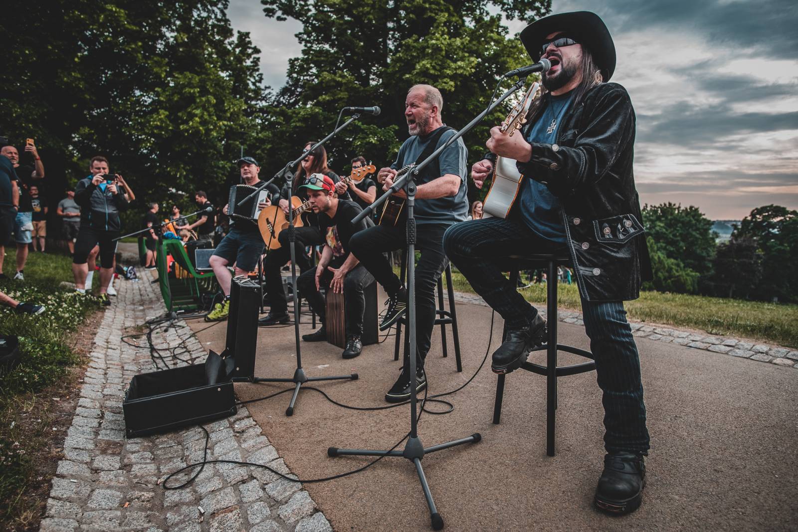 Lucie odehrála utajený minikoncert v Riegrových sadech