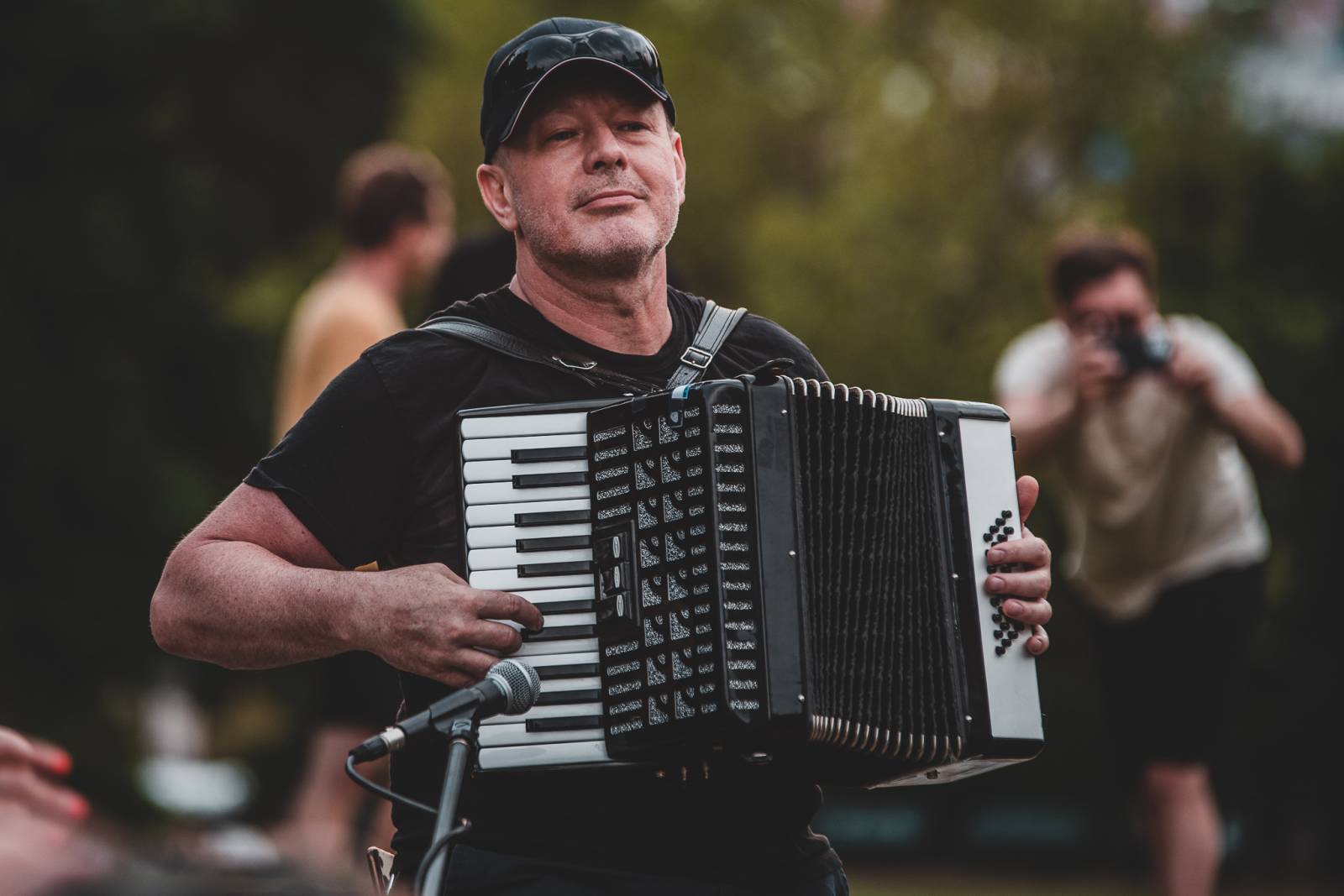 Lucie odehrála utajený minikoncert v Riegrových sadech