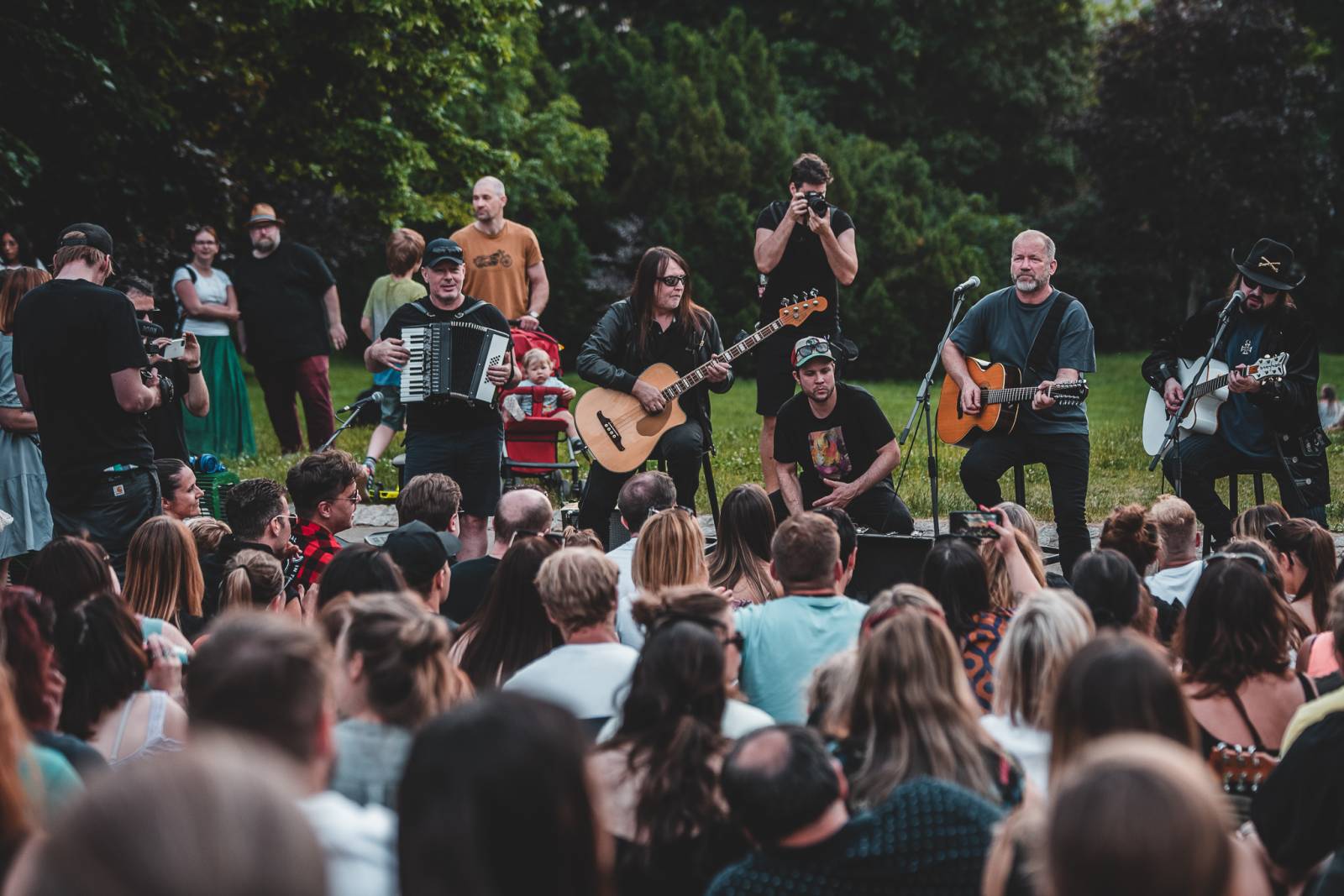 Lucie odehrála utajený minikoncert v Riegrových sadech