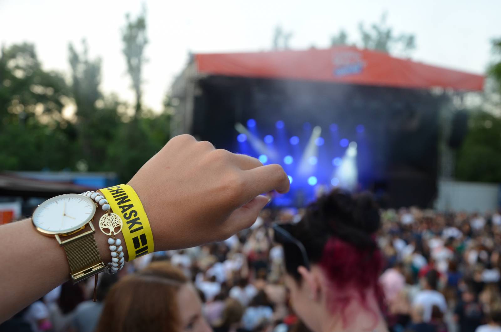 Žhavé polibky, hit za hitem i country song. Chinaski zahráli v Ledárnách Braník