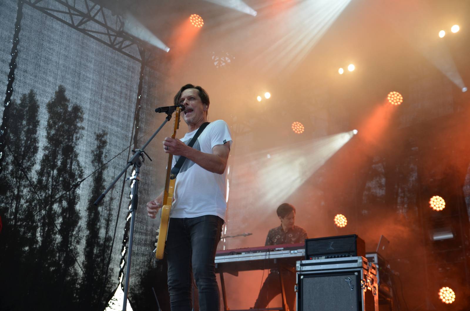 Žhavé polibky, hit za hitem i country song. Chinaski zahráli v Ledárnách Braník