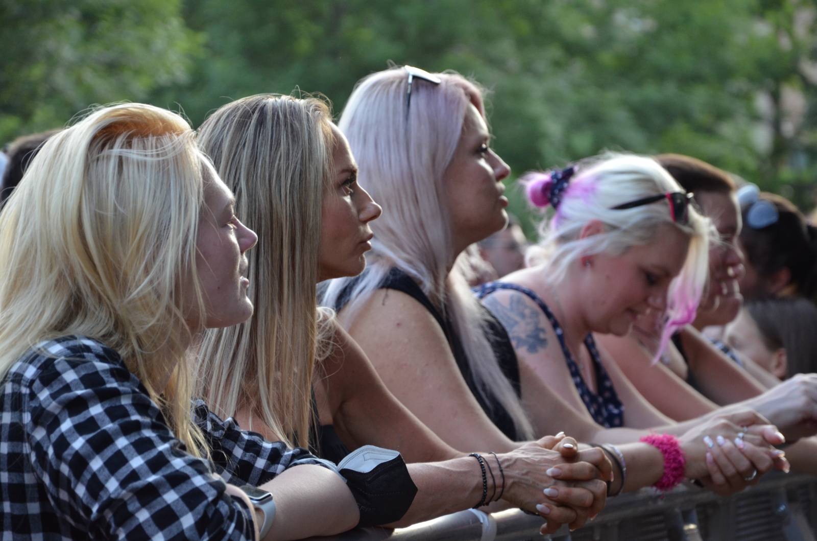 Žhavé polibky, hit za hitem i country song. Chinaski zahráli v Ledárnách Braník