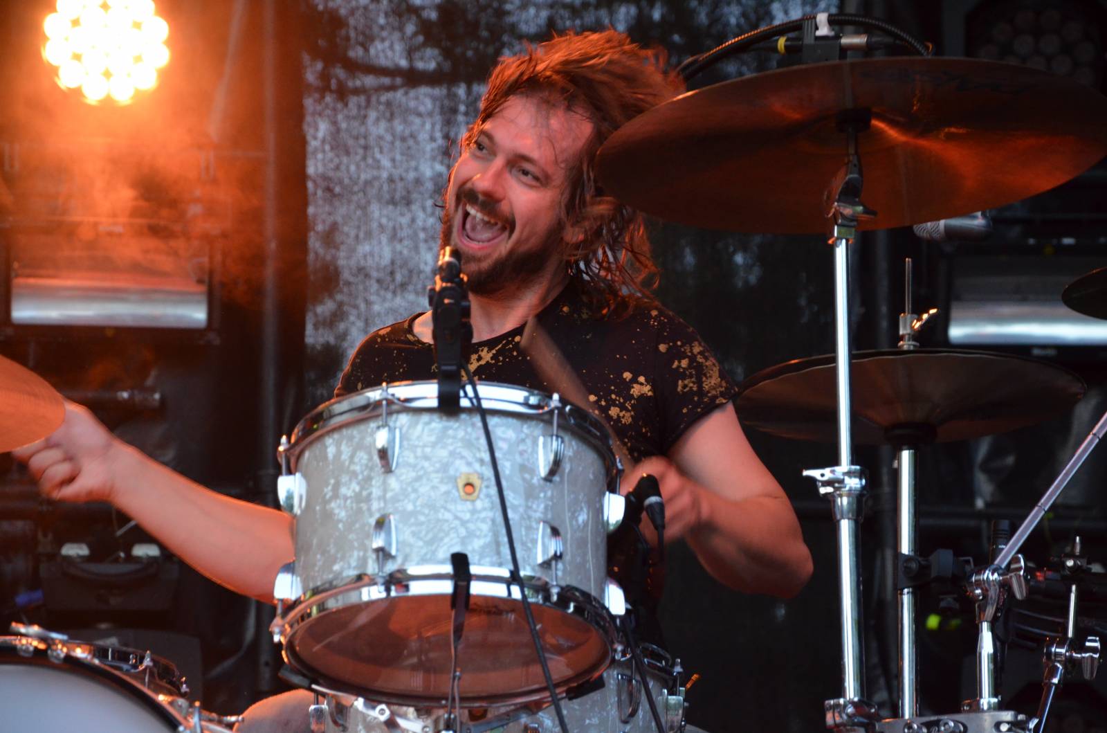 Žhavé polibky, hit za hitem i country song. Chinaski zahráli v Ledárnách Braník