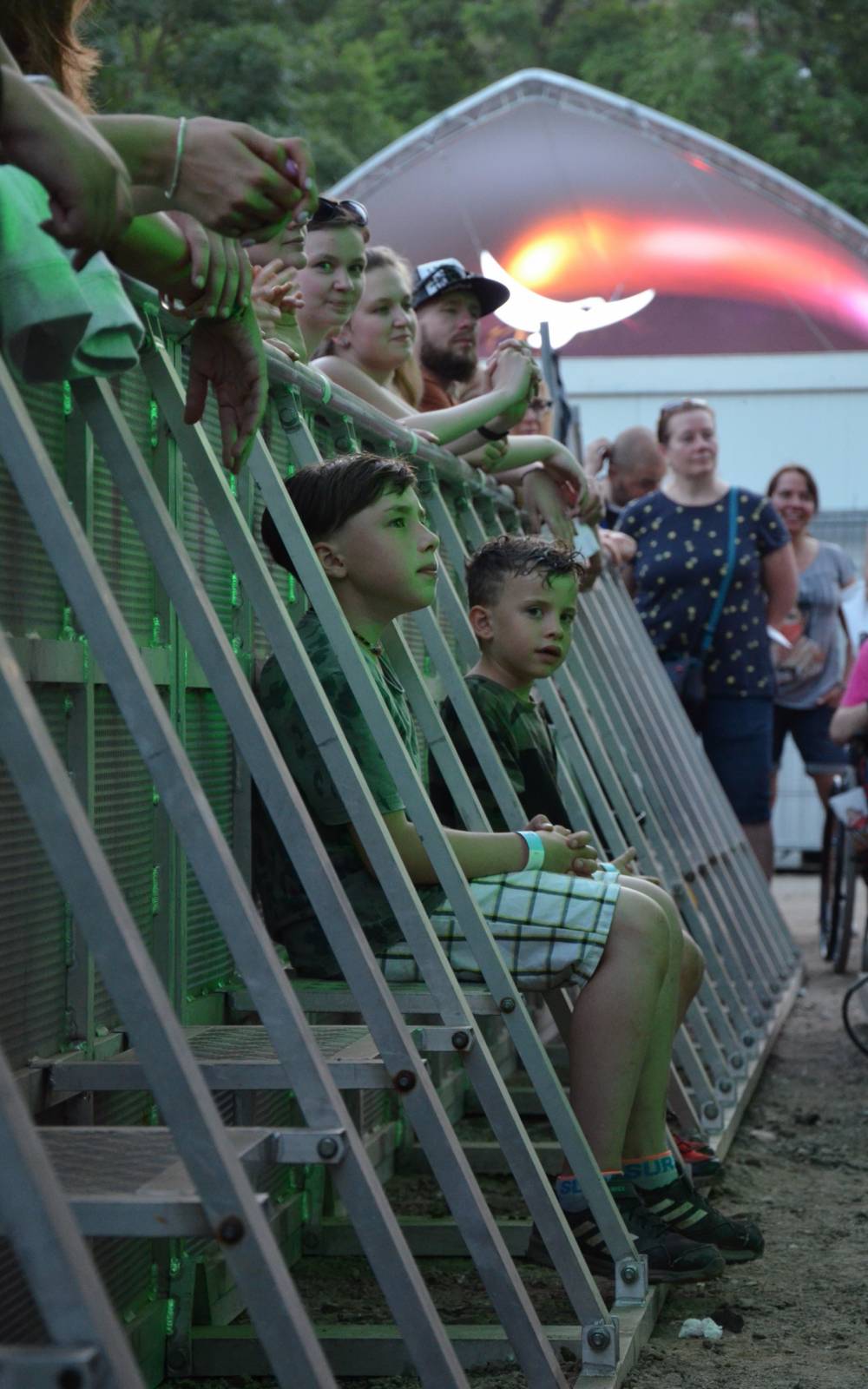 Žhavé polibky, hit za hitem i country song. Chinaski zahráli v Ledárnách Braník