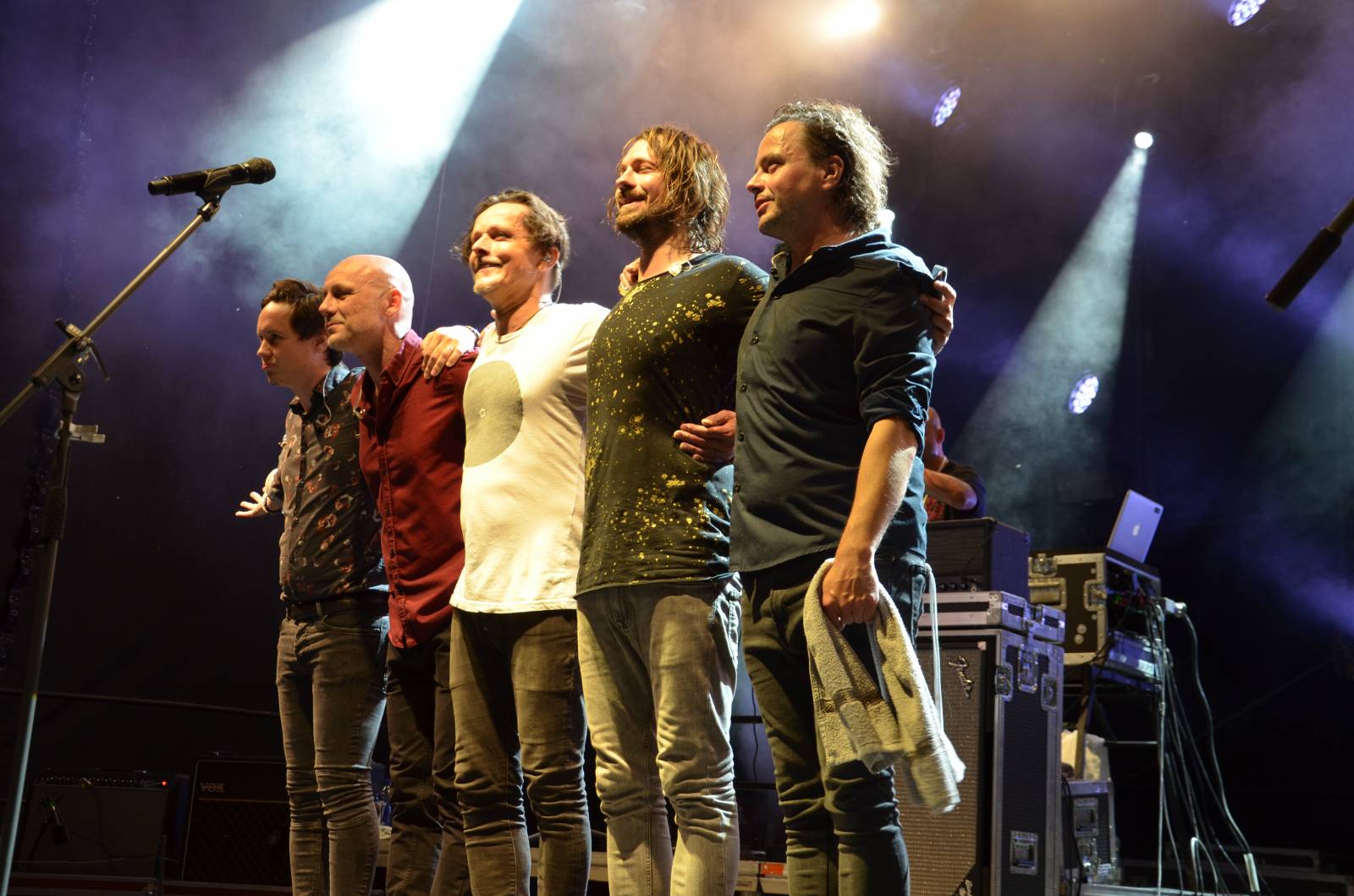 Žhavé polibky, hit za hitem i country song. Chinaski zahráli v Ledárnách Braník