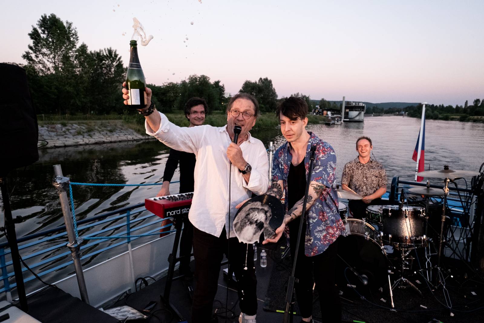 Deaf Heart pokřtili na lodi album Soft Heart Attack