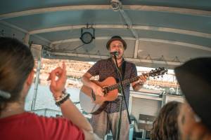 Voxel rozhoupal palubu lodi, zazpíval i dosud nevydanou píseň