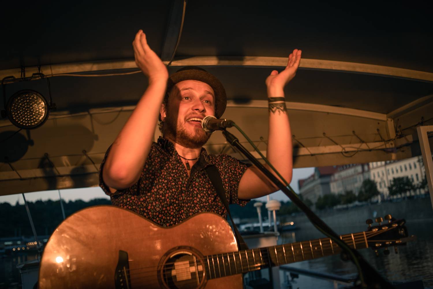 Voxel rozhoupal palubu lodi, zazpíval i dosud nevydanou píseň