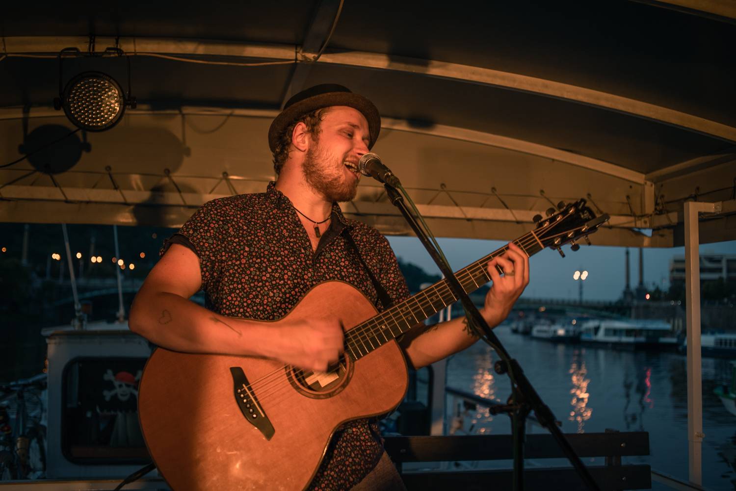 Voxel rozhoupal palubu lodi, zazpíval i dosud nevydanou píseň