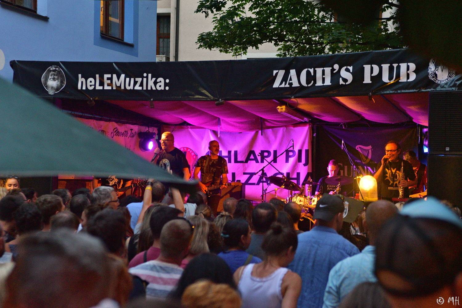 Mňága a Žďorp to rozjela v plzeňském Zach's pubu, zahrála i zapomenuté písně