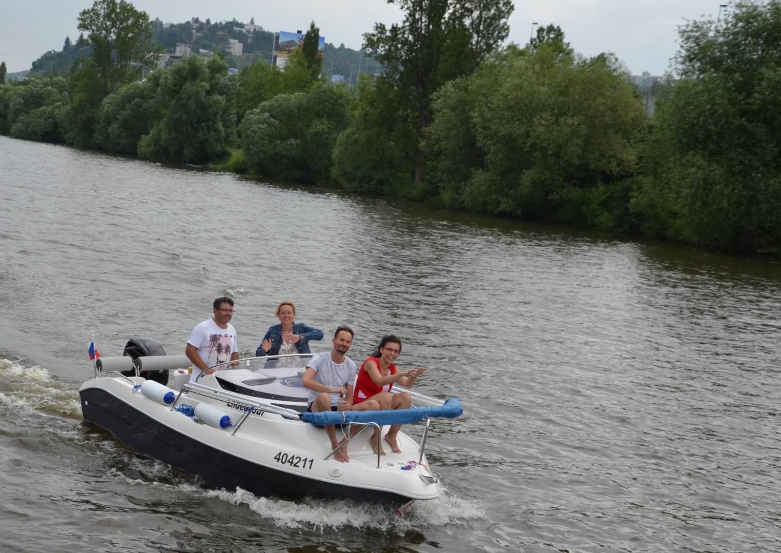 Mňága a Žďorp vyplula na Vltavu, Petr Fiala rozhoupal loď smíchem