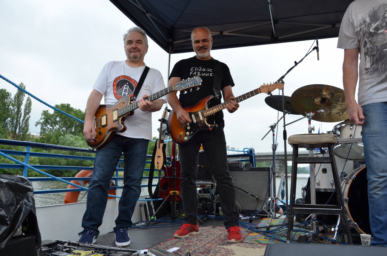 Mňága a Žďorp vyplula na Vltavu, Petr Fiala rozhoupal loď smíchem