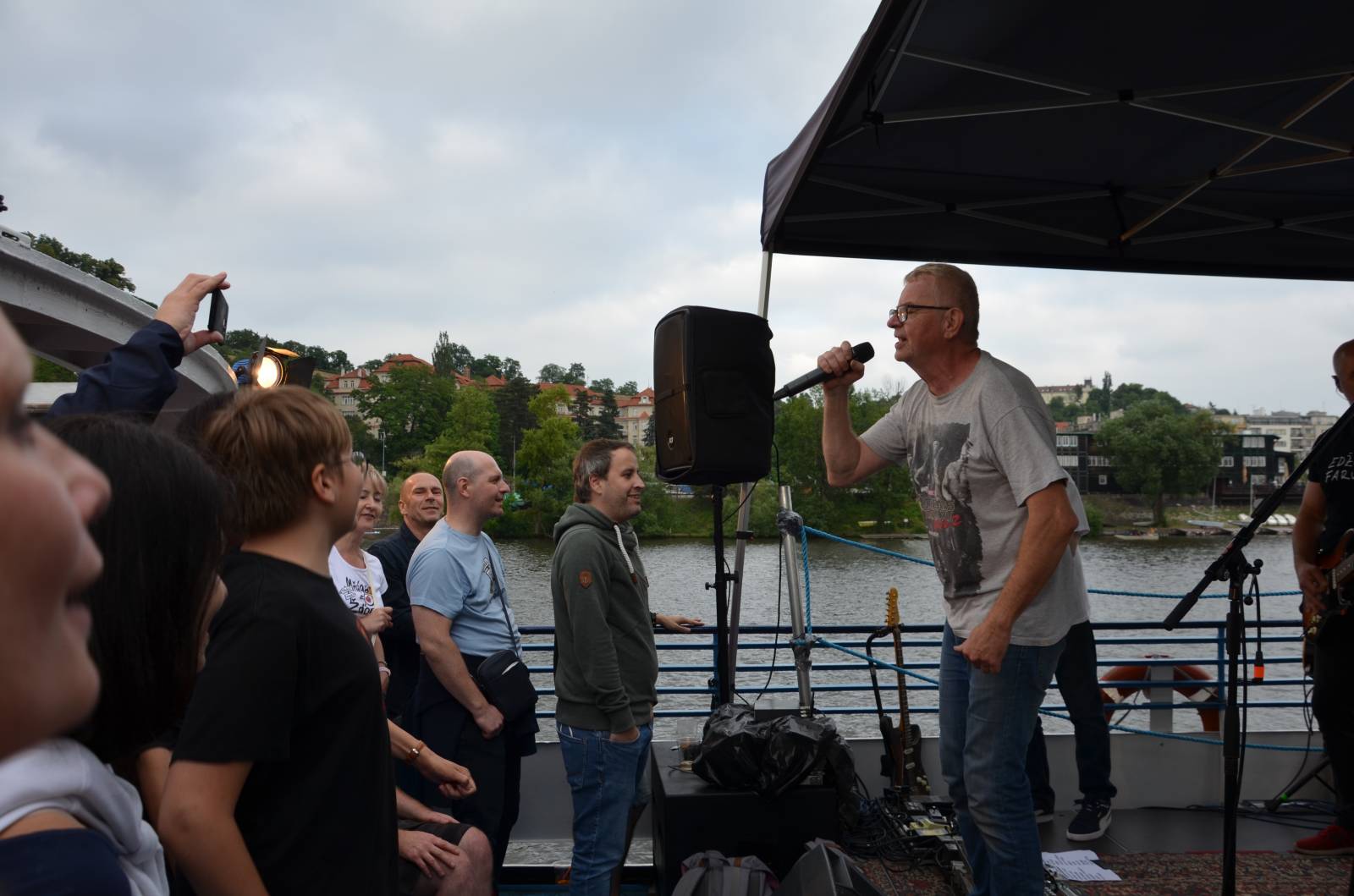 Mňága a Žďorp vyplula na Vltavu, Petr Fiala rozhoupal loď smíchem
