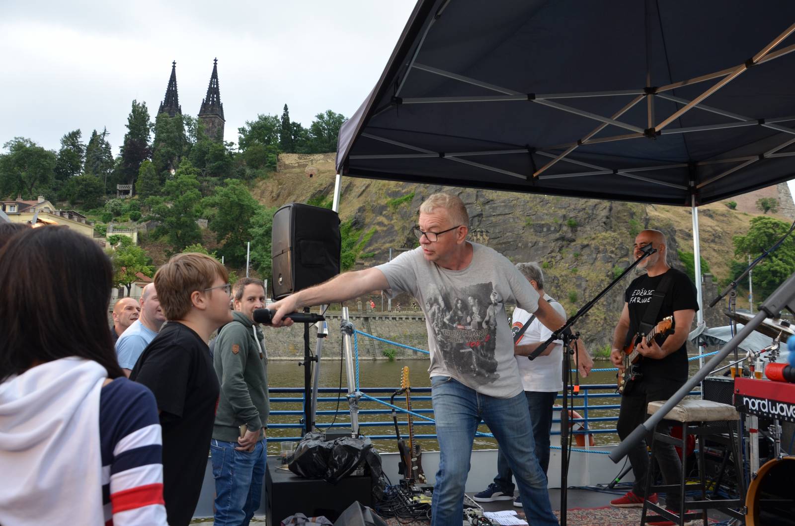 Mňága a Žďorp vyplula na Vltavu, Petr Fiala rozhoupal loď smíchem