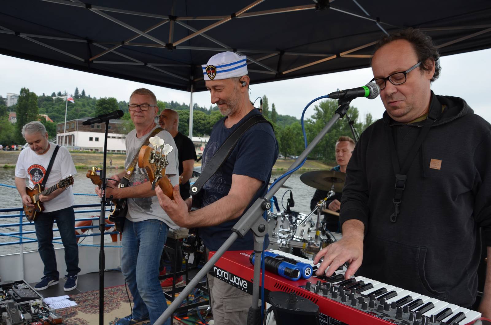 Mňága a Žďorp vyplula na Vltavu, Petr Fiala rozhoupal loď smíchem