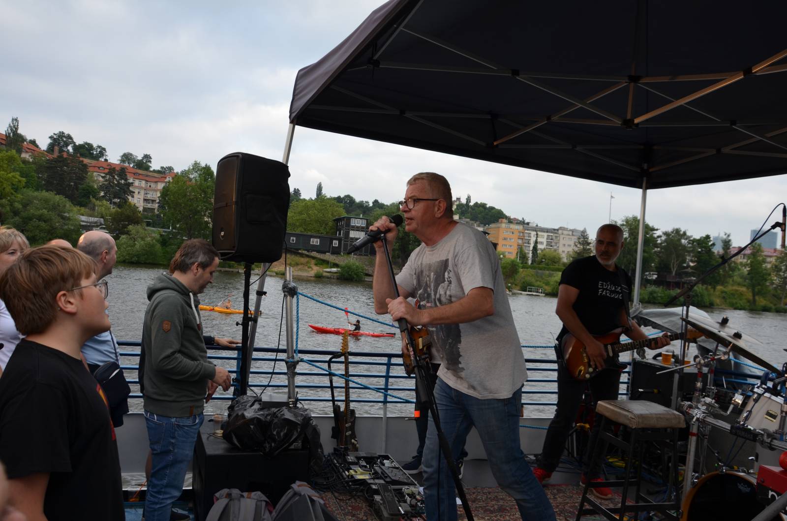 Mňága a Žďorp vyplula na Vltavu, Petr Fiala rozhoupal loď smíchem