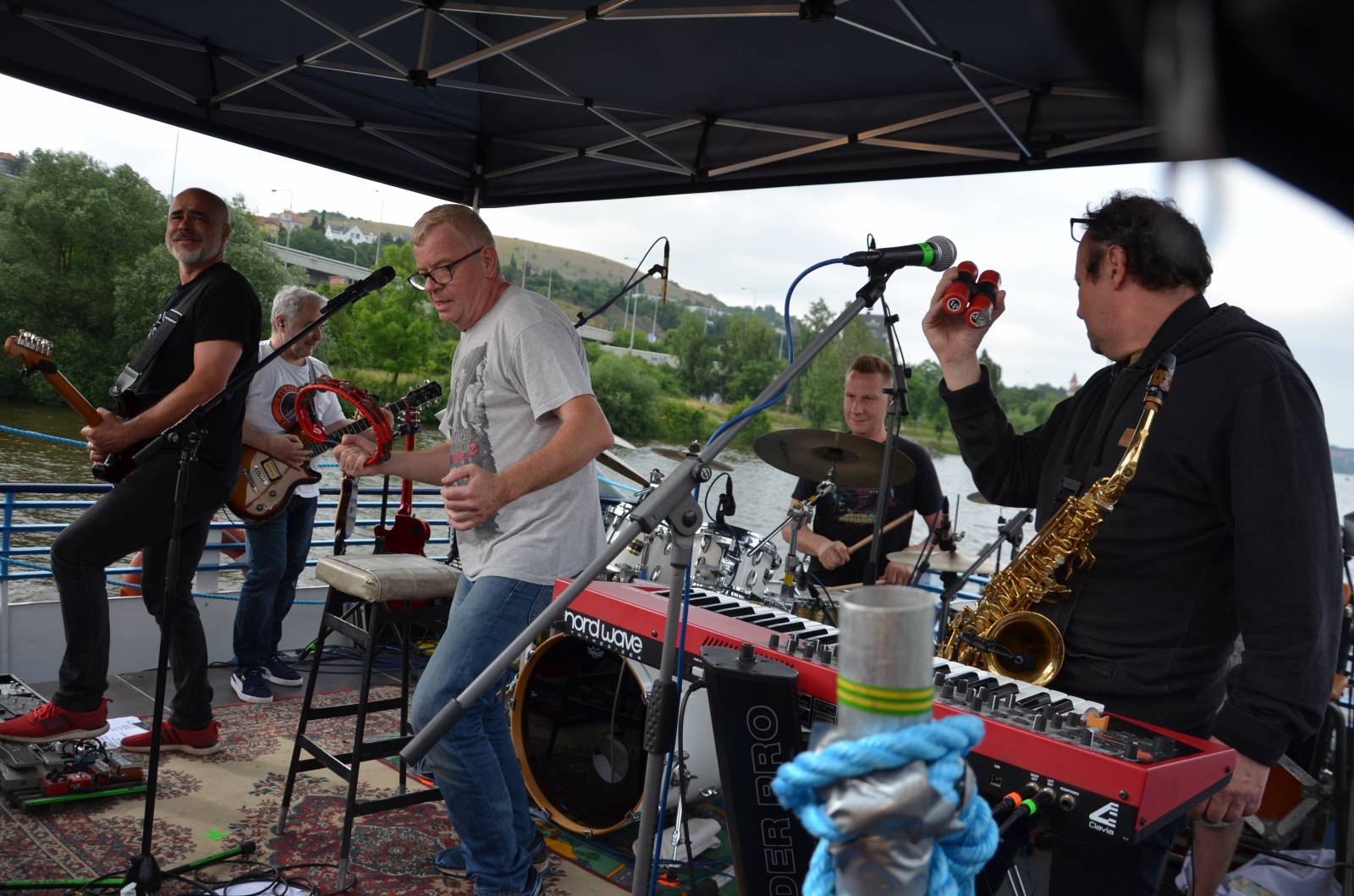 Mňága a Žďorp vyplula na Vltavu, Petr Fiala rozhoupal loď smíchem