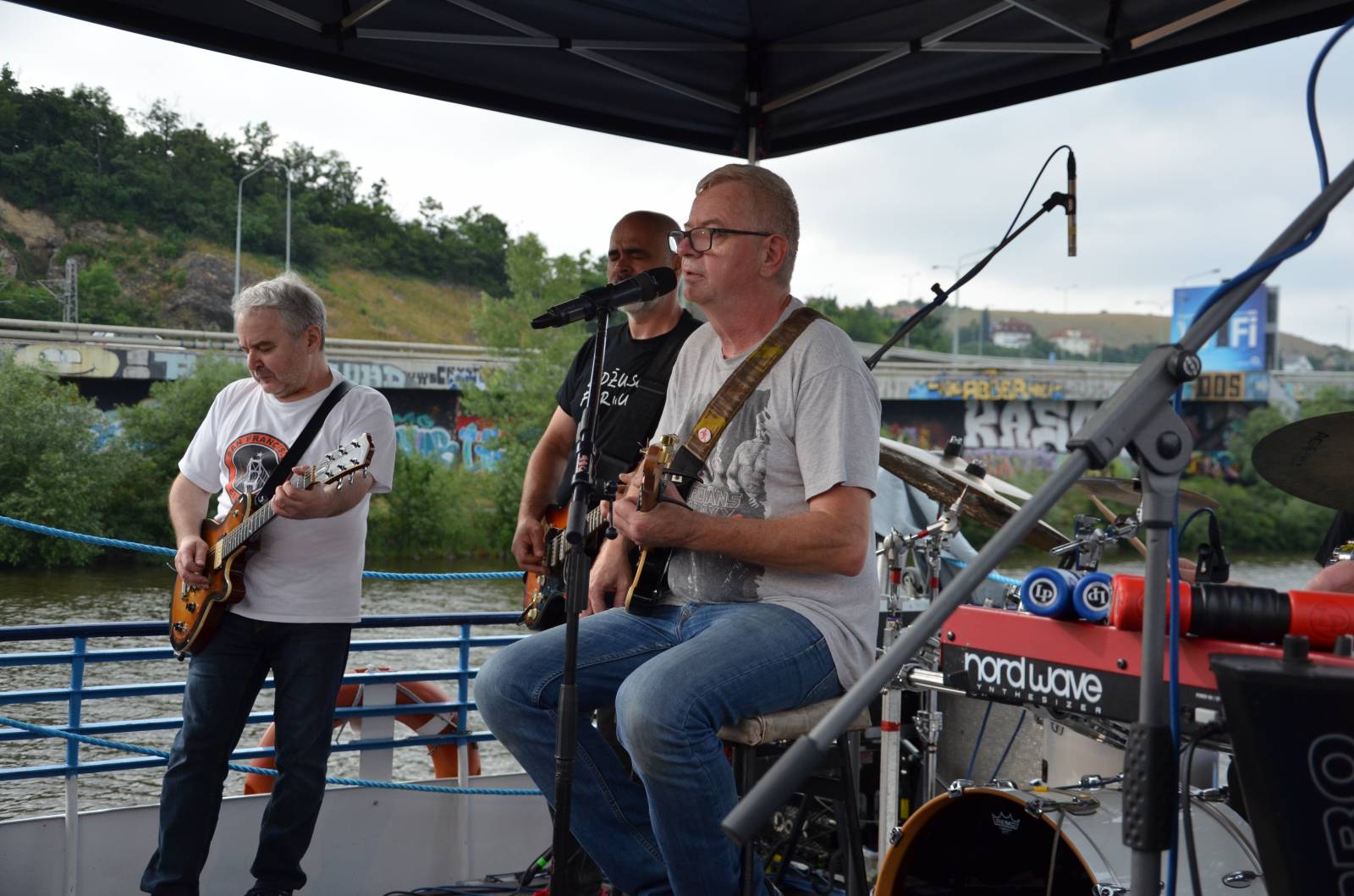 Mňága a Žďorp vyplula na Vltavu, Petr Fiala rozhoupal loď smíchem