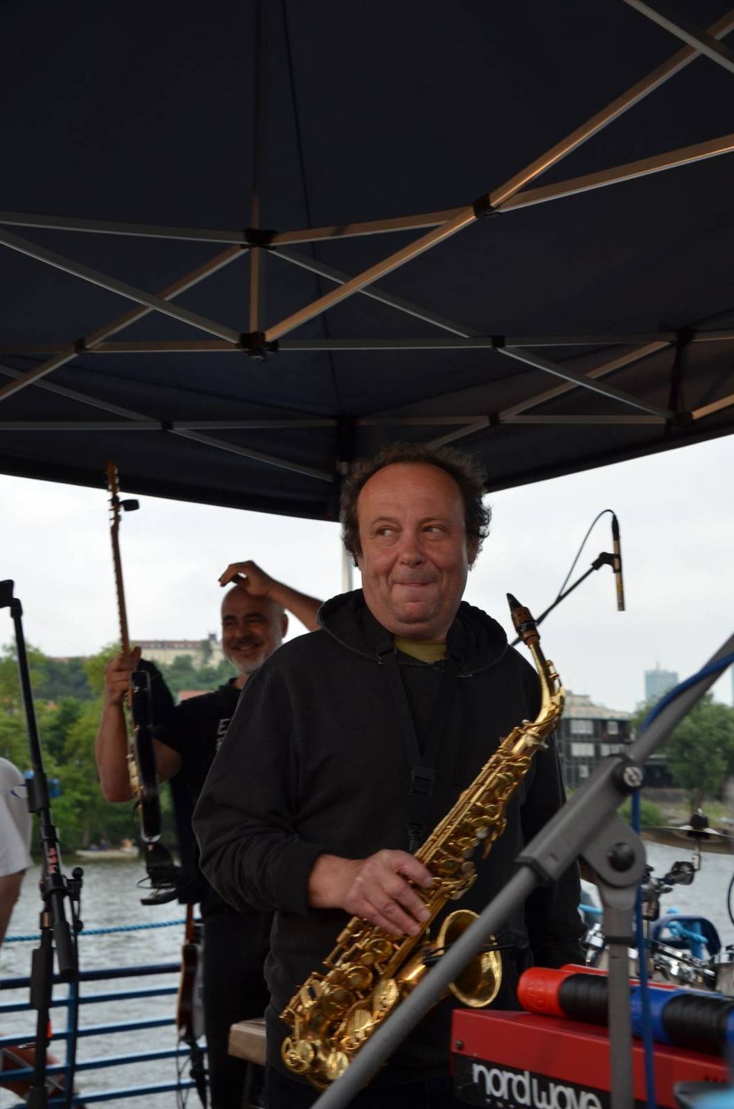 Mňága a Žďorp vyplula na Vltavu, Petr Fiala rozhoupal loď smíchem