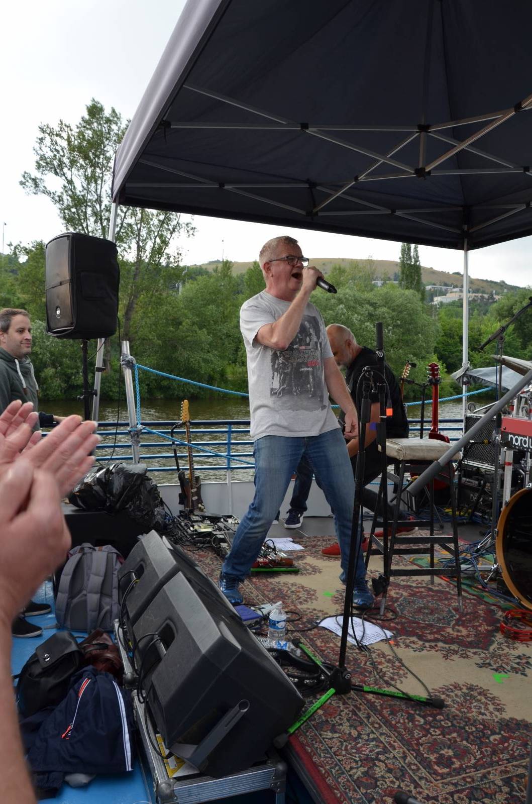 Mňága a Žďorp vyplula na Vltavu, Petr Fiala rozhoupal loď smíchem