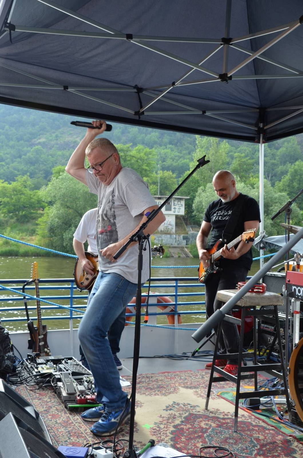 Mňága a Žďorp vyplula na Vltavu, Petr Fiala rozhoupal loď smíchem