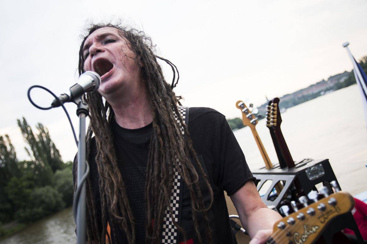 Kurtizány z 25. Avenue pokřtili album Honzíkova cesta, kmotrem se stal Horst Siegl