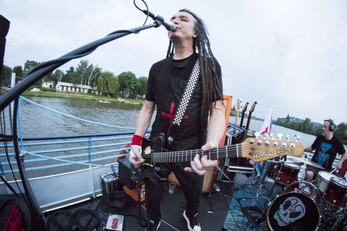 Kurtizány z 25. Avenue pokřtili album Honzíkova cesta, kmotrem se stal Horst Siegl