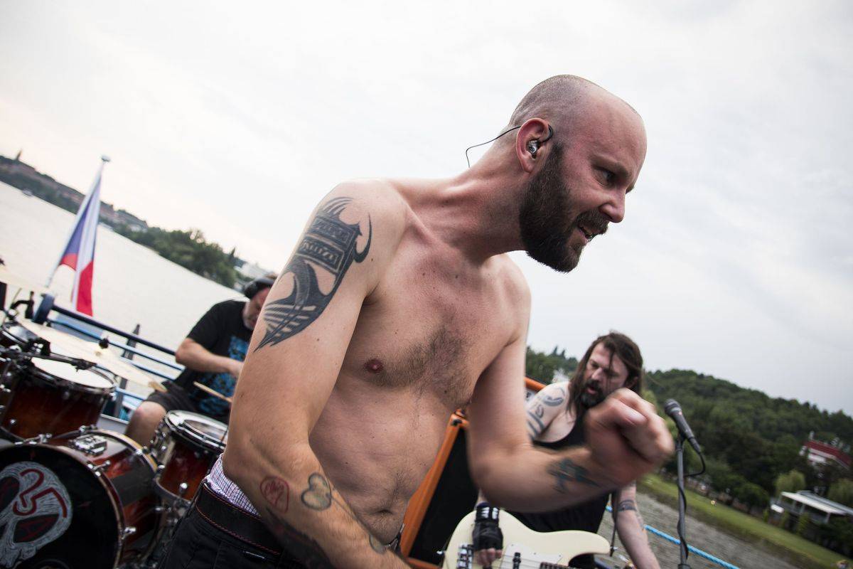 Kurtizány z 25. Avenue pokřtili album Honzíkova cesta, kmotrem se stal Horst Siegl