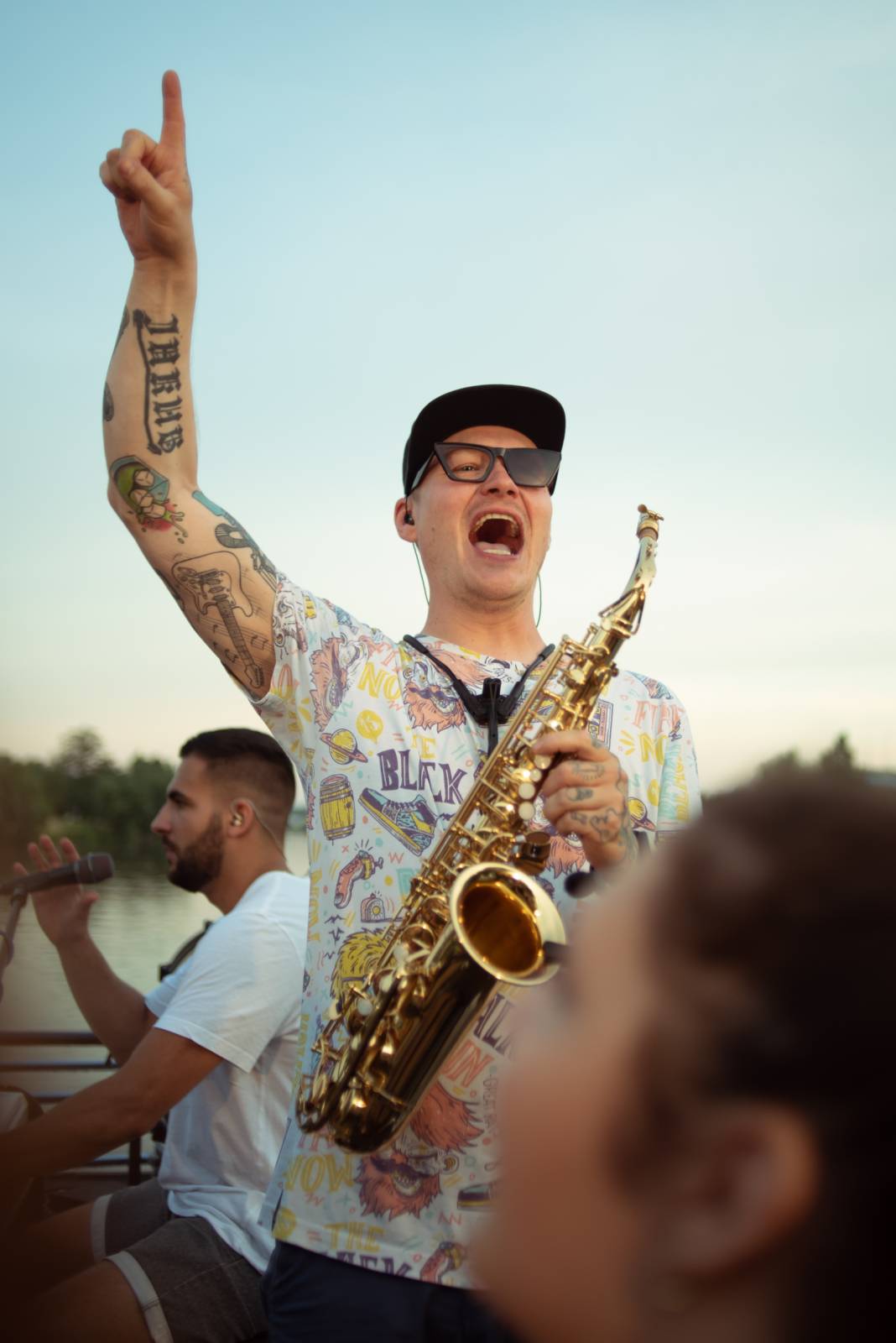 Sebastian odstartoval letní sezónu koncerty na Vltavě, na loď si pozval Adama Mišíka, ATMO Music i Kazmu