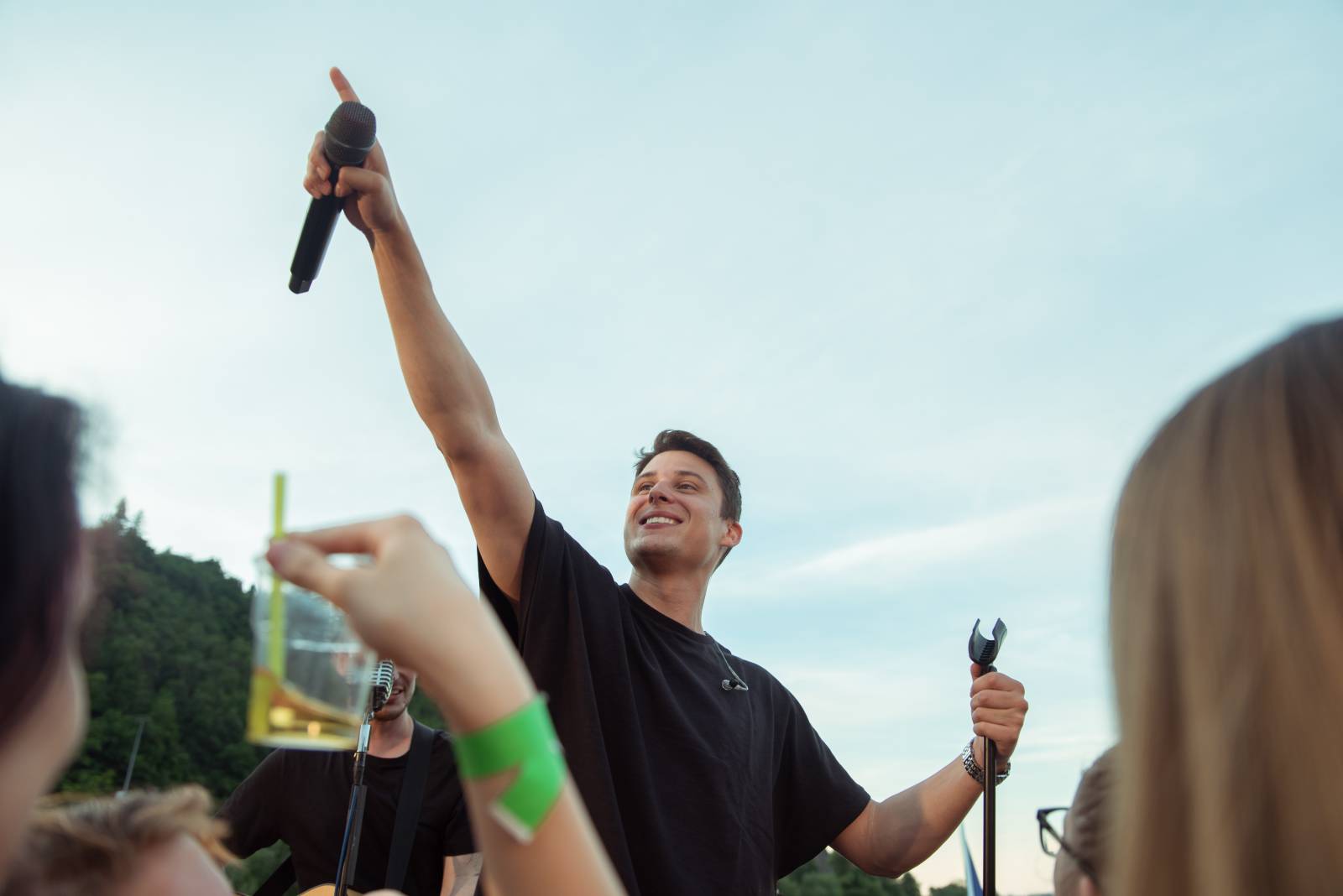 Sebastian odstartoval letní sezónu koncerty na Vltavě, na loď si pozval Adama Mišíka, ATMO Music i Kazmu