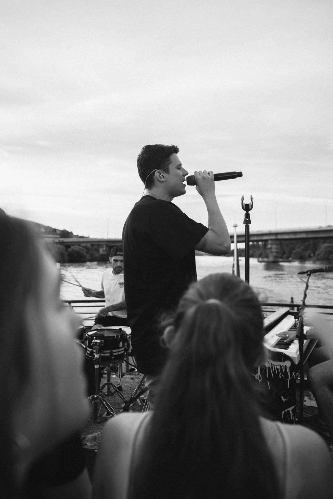 Sebastian odstartoval letní sezónu koncerty na Vltavě, na loď si pozval Adama Mišíka, ATMO Music i Kazmu