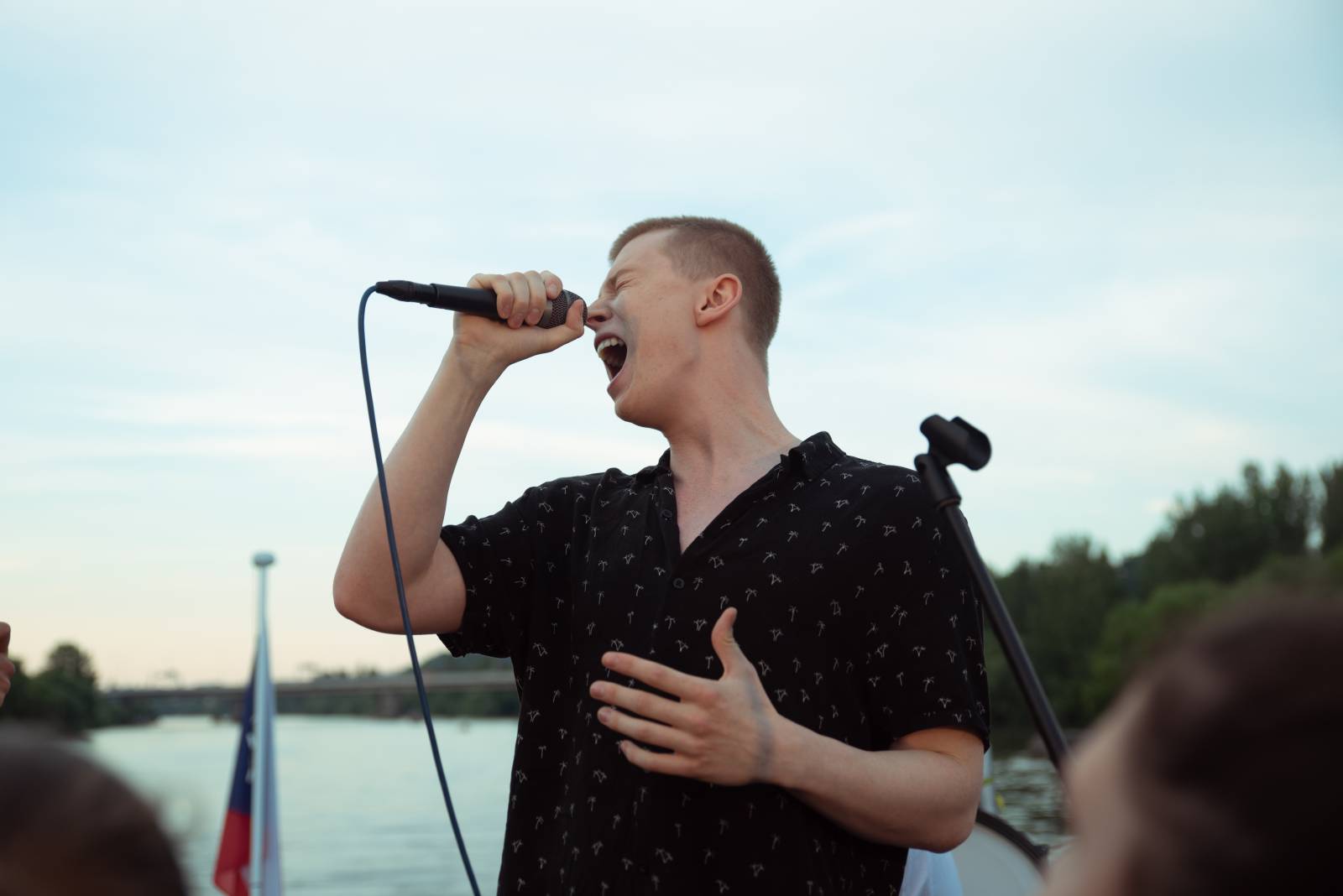 Sebastian odstartoval letní sezónu koncerty na Vltavě, na loď si pozval Adama Mišíka, ATMO Music i Kazmu