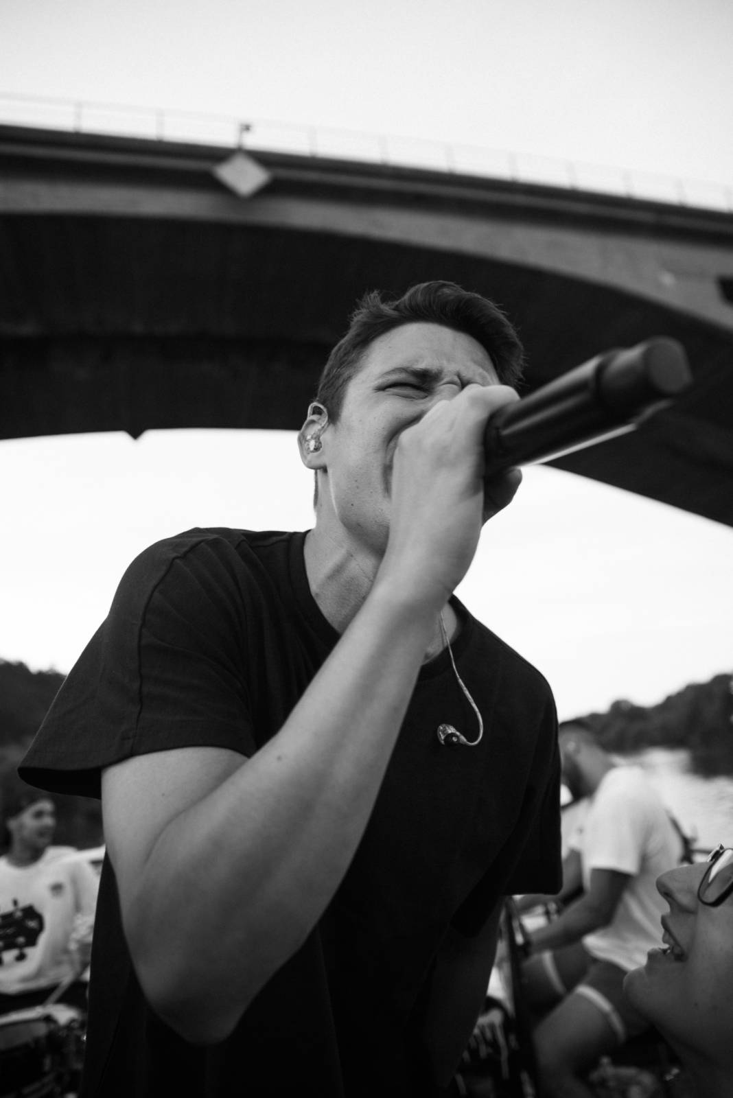 Sebastian odstartoval letní sezónu koncerty na Vltavě, na loď si pozval Adama Mišíka, ATMO Music i Kazmu