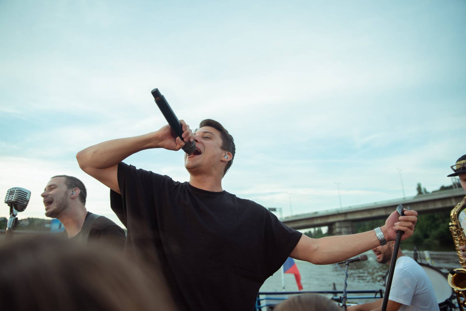 Sebastian odstartoval letní sezónu koncerty na Vltavě, na loď si pozval Adama Mišíka, ATMO Music i Kazmu