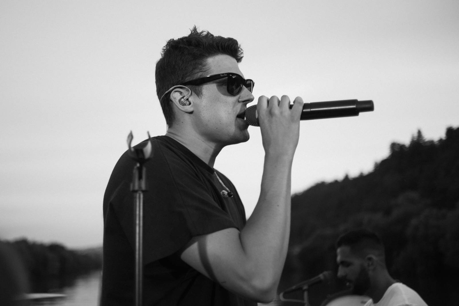 Sebastian odstartoval letní sezónu koncerty na Vltavě, na loď si pozval Adama Mišíka, ATMO Music i Kazmu