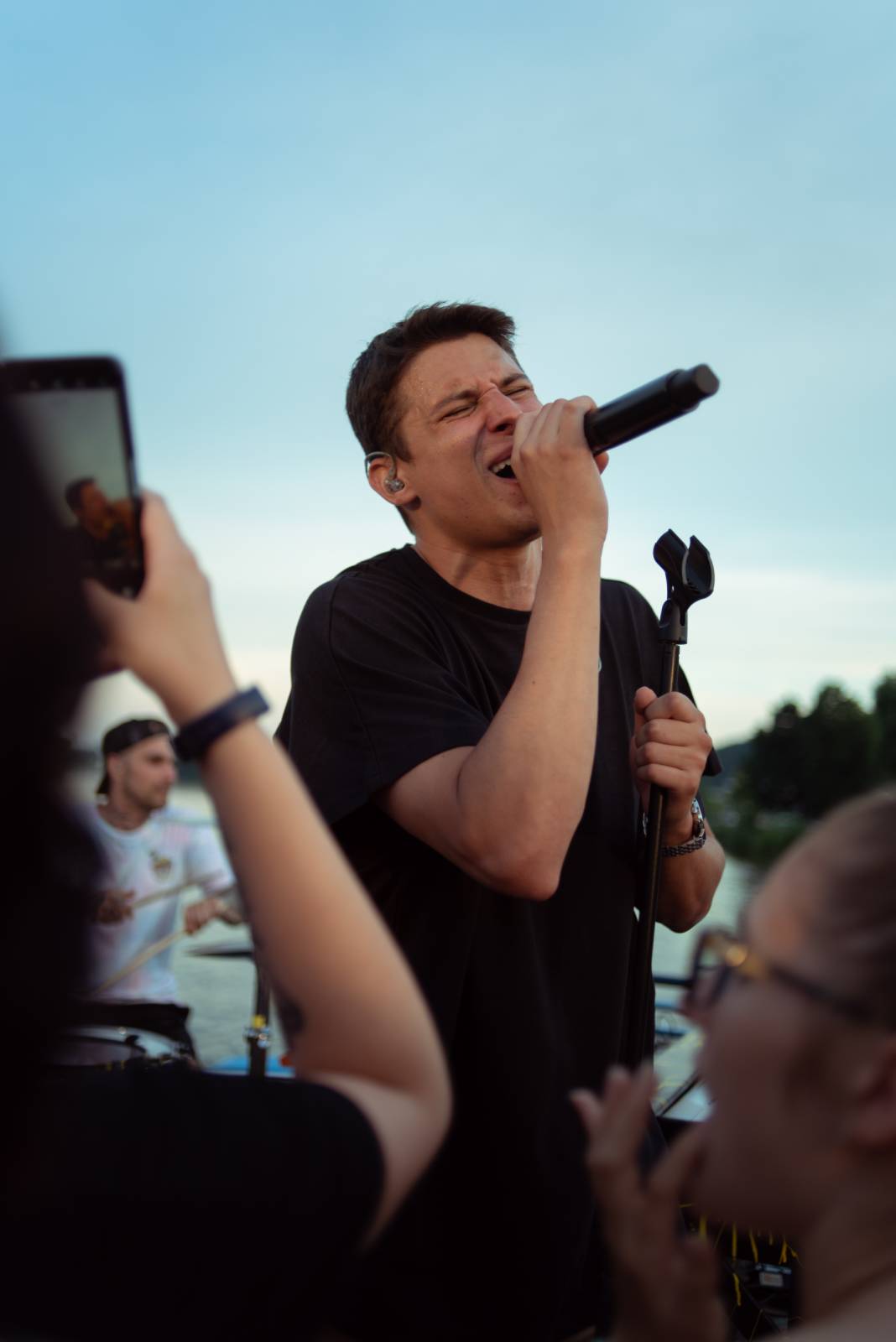 Sebastian odstartoval letní sezónu koncerty na Vltavě, na loď si pozval Adama Mišíka, ATMO Music i Kazmu