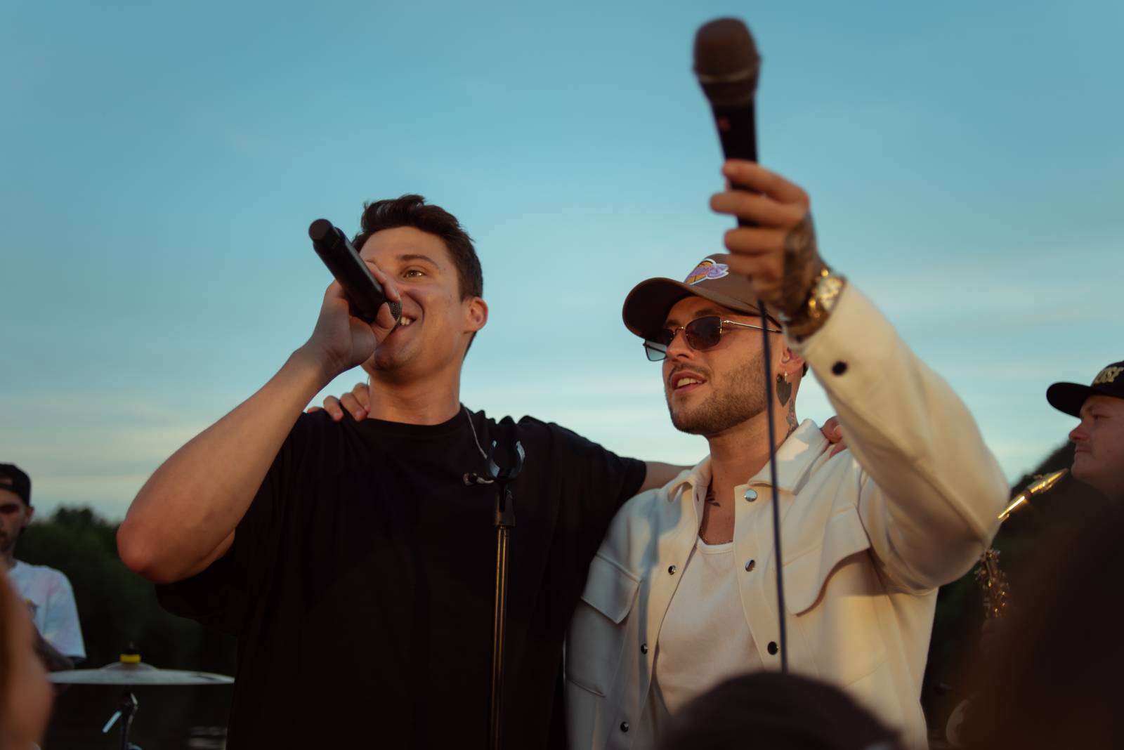 Sebastian odstartoval letní sezónu koncerty na Vltavě, na loď si pozval Adama Mišíka, ATMO Music i Kazmu