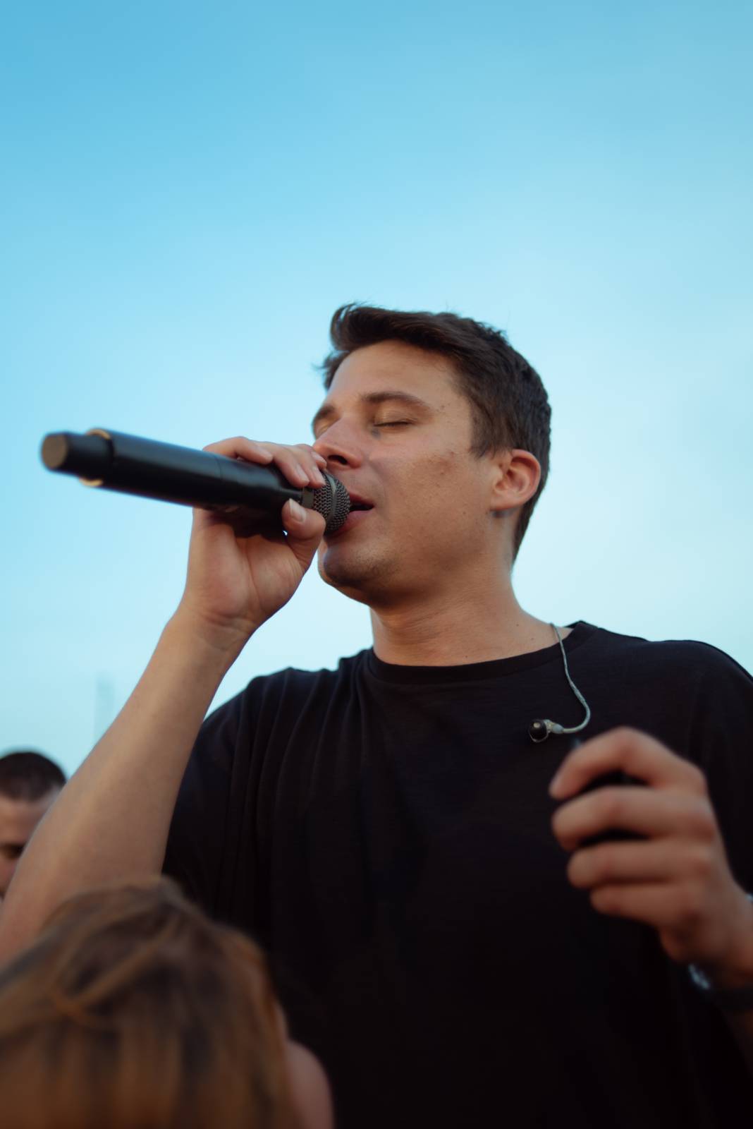 Sebastian odstartoval letní sezónu koncerty na Vltavě, na loď si pozval Adama Mišíka, ATMO Music i Kazmu