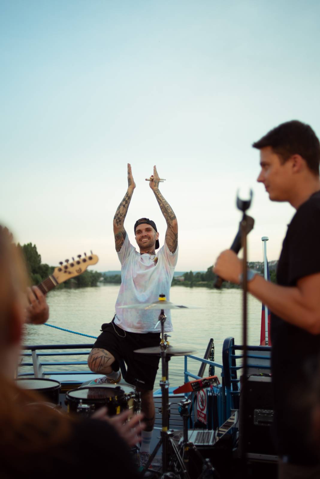 Sebastian odstartoval letní sezónu koncerty na Vltavě, na loď si pozval Adama Mišíka, ATMO Music i Kazmu
