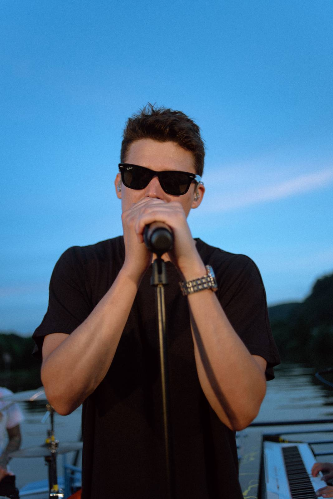 Sebastian odstartoval letní sezónu koncerty na Vltavě, na loď si pozval Adama Mišíka, ATMO Music i Kazmu