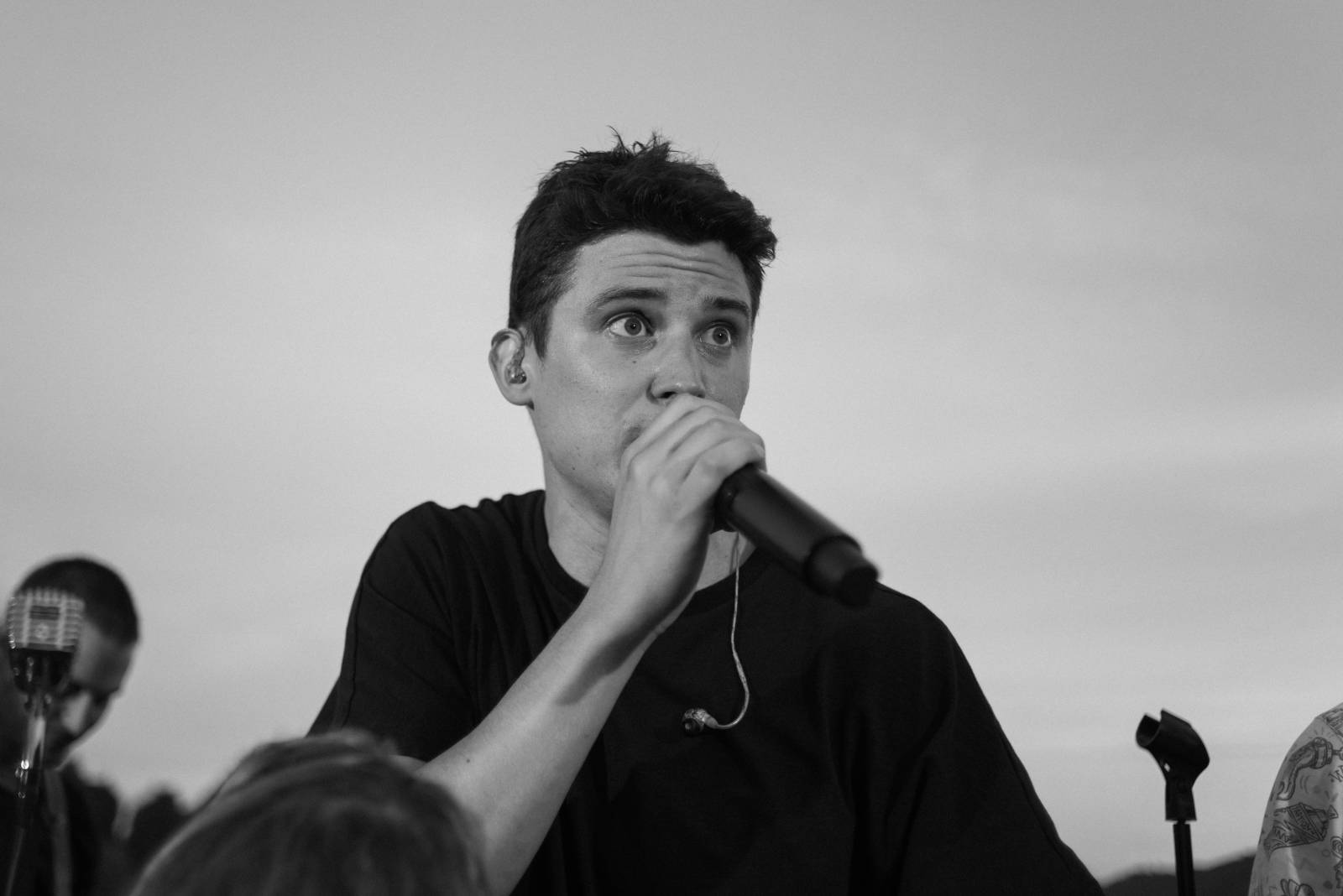 Sebastian odstartoval letní sezónu koncerty na Vltavě, na loď si pozval Adama Mišíka, ATMO Music i Kazmu