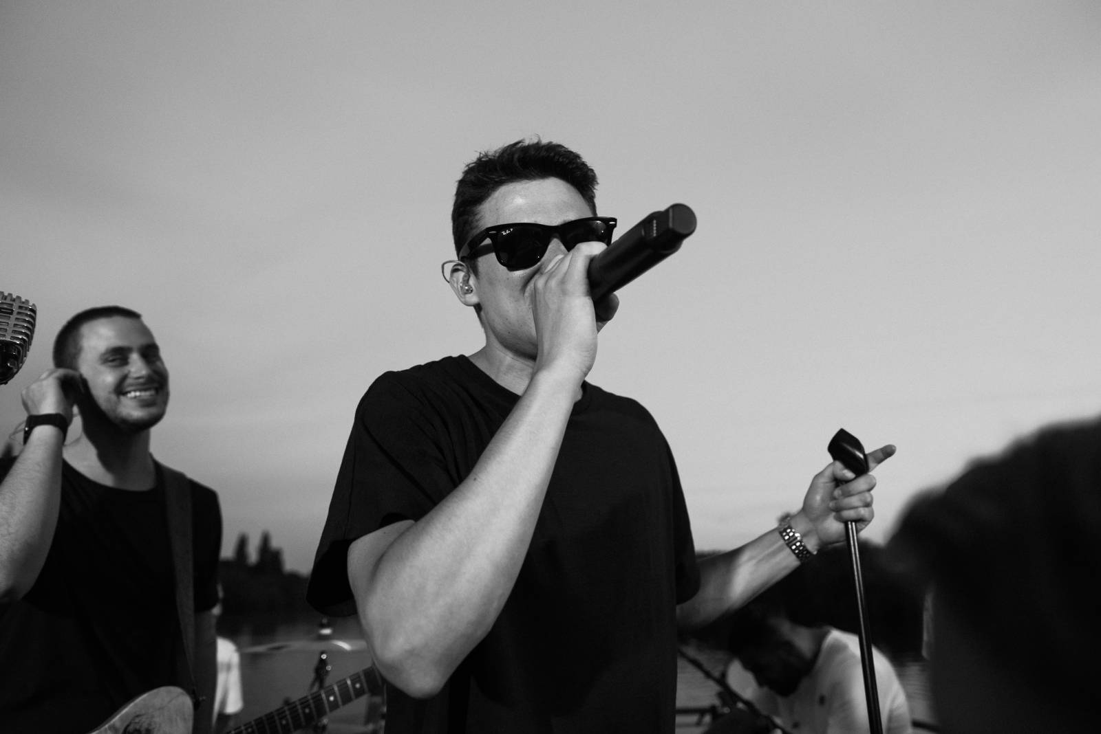 Sebastian odstartoval letní sezónu koncerty na Vltavě, na loď si pozval Adama Mišíka, ATMO Music i Kazmu