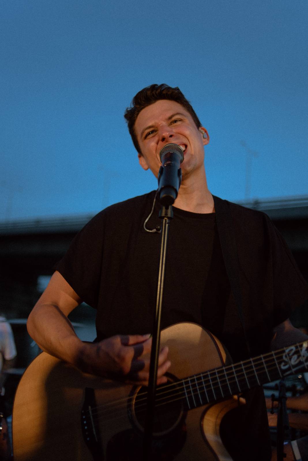 Sebastian odstartoval letní sezónu koncerty na Vltavě, na loď si pozval Adama Mišíka, ATMO Music i Kazmu