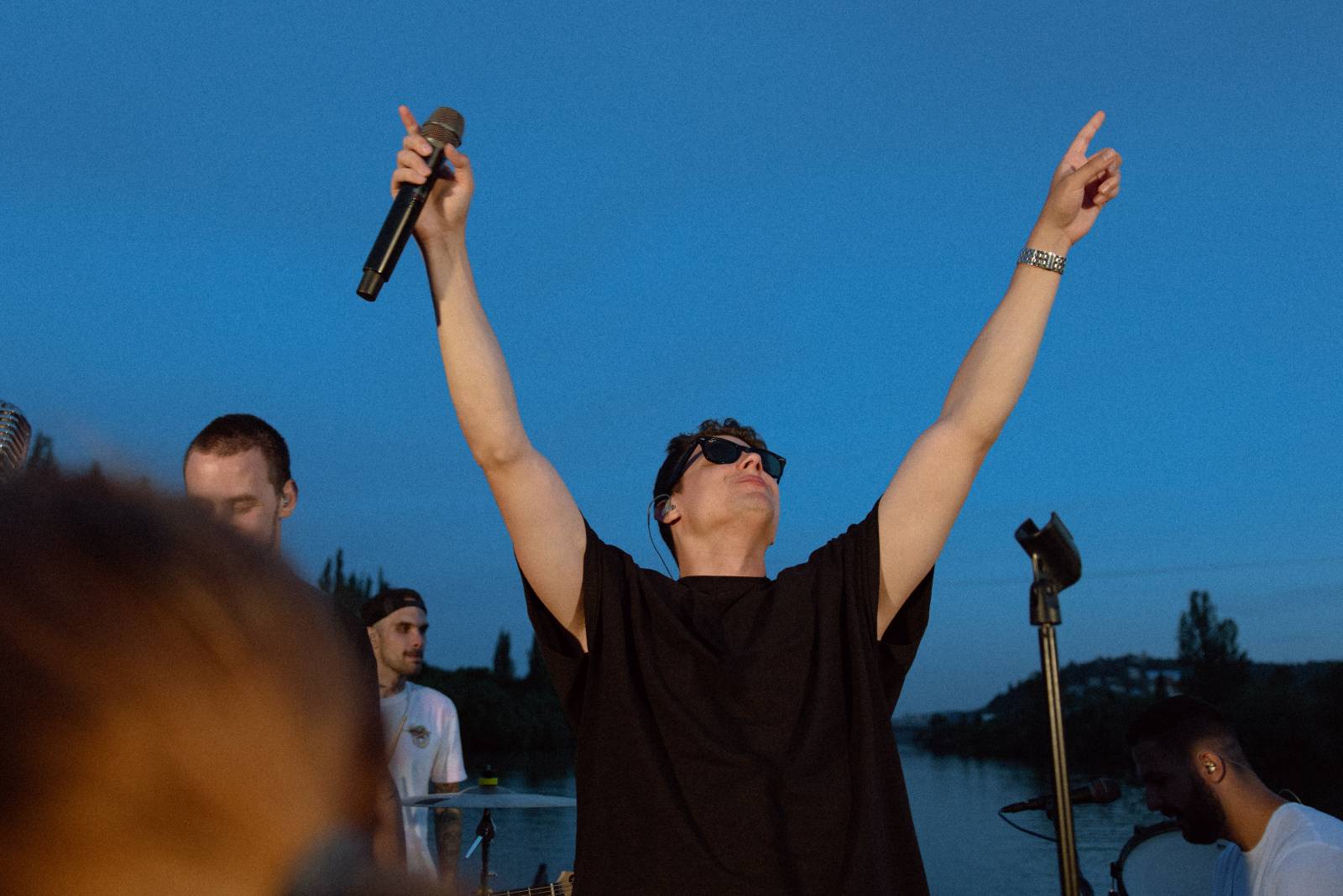 Sebastian odstartoval letní sezónu koncerty na Vltavě, na loď si pozval Adama Mišíka, ATMO Music i Kazmu