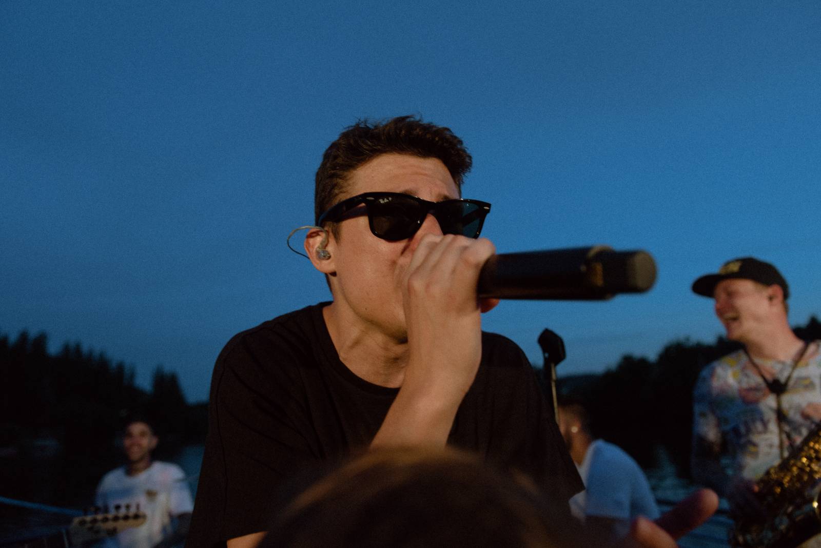 Sebastian odstartoval letní sezónu koncerty na Vltavě, na loď si pozval Adama Mišíka, ATMO Music i Kazmu