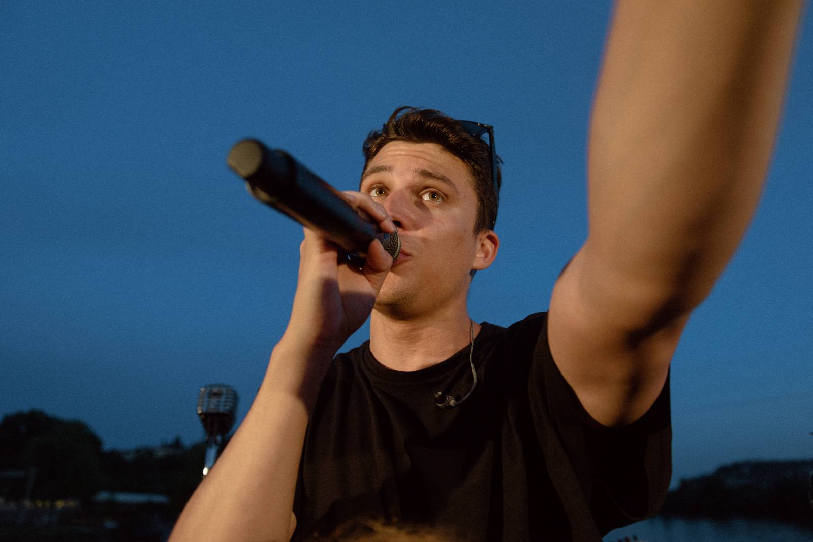 Sebastian odstartoval letní sezónu koncerty na Vltavě, na loď si pozval Adama Mišíka, ATMO Music i Kazmu