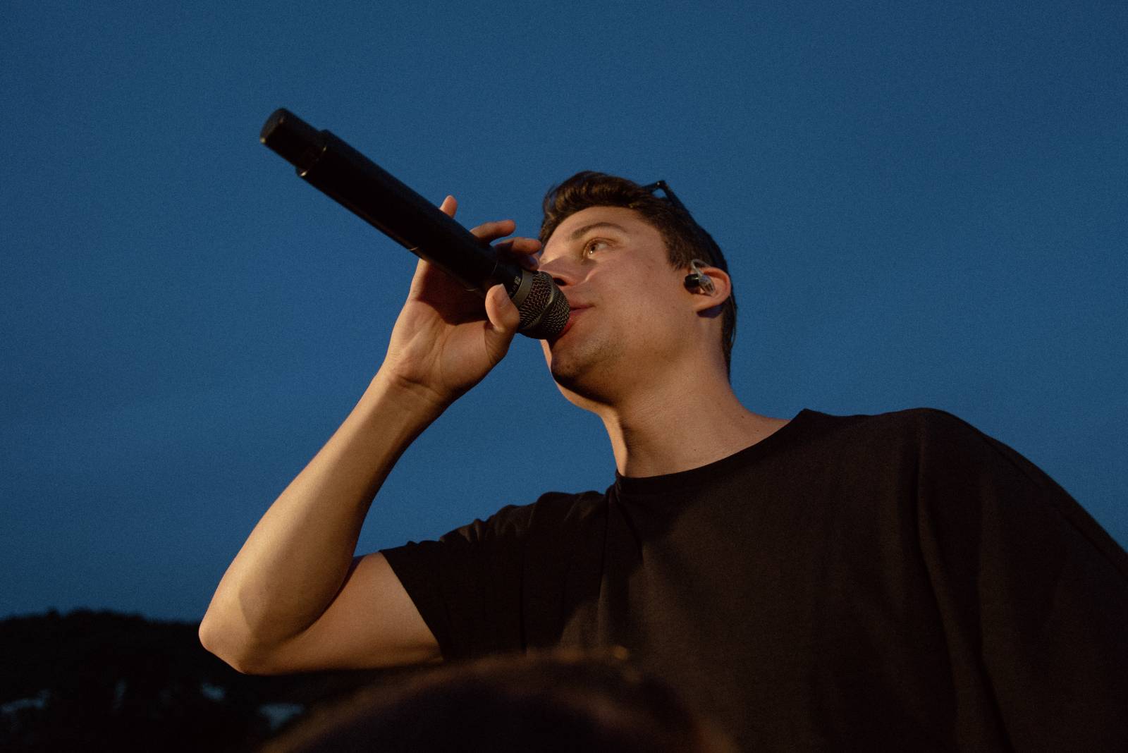 Sebastian odstartoval letní sezónu koncerty na Vltavě, na loď si pozval Adama Mišíka, ATMO Music i Kazmu